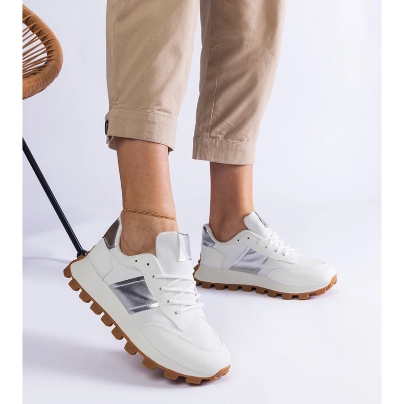 D/CEO Adidași albi cu un protector vizibil Restia 2