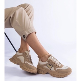 D/CEO Adidași maro pe o platformă cu Martinez Heart 1