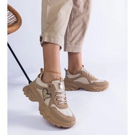 D/CEO Adidași maro pe o platformă cu Martinez Heart 2