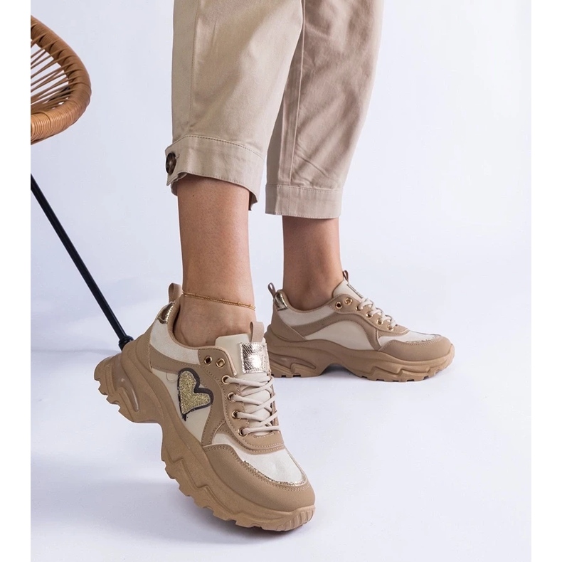 D/CEO Adidași maro pe o platformă cu Martinez Heart 2