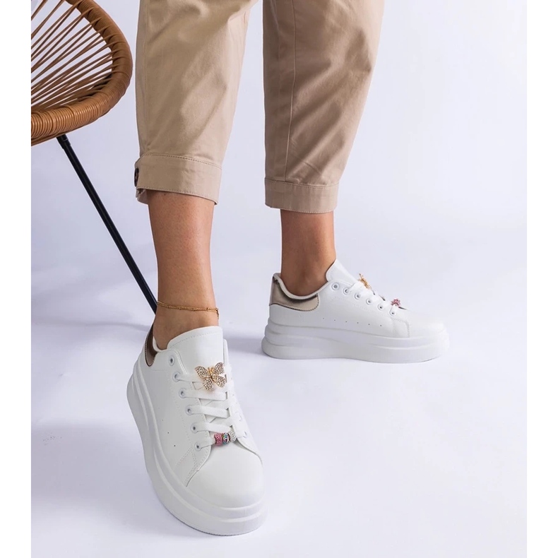 D/CEO Adidași albi pe platforma decorate cu un aranjament de fluturi 2