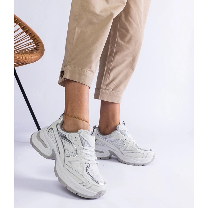 D/CEO Adidași albi pe masivul ADOMA 2