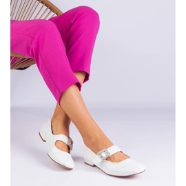 D/CEO Ballerine albe pictate decorate cu o cataramă Ferpsa 1 D/CEO Ballerine albe pictate decorate cu o cataramă Ferpsa 1