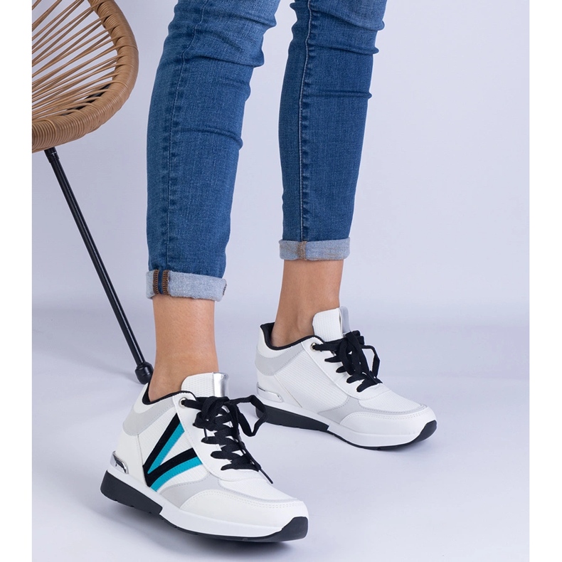 Adidașii pentru femei albe pe o pană ascunsă 1