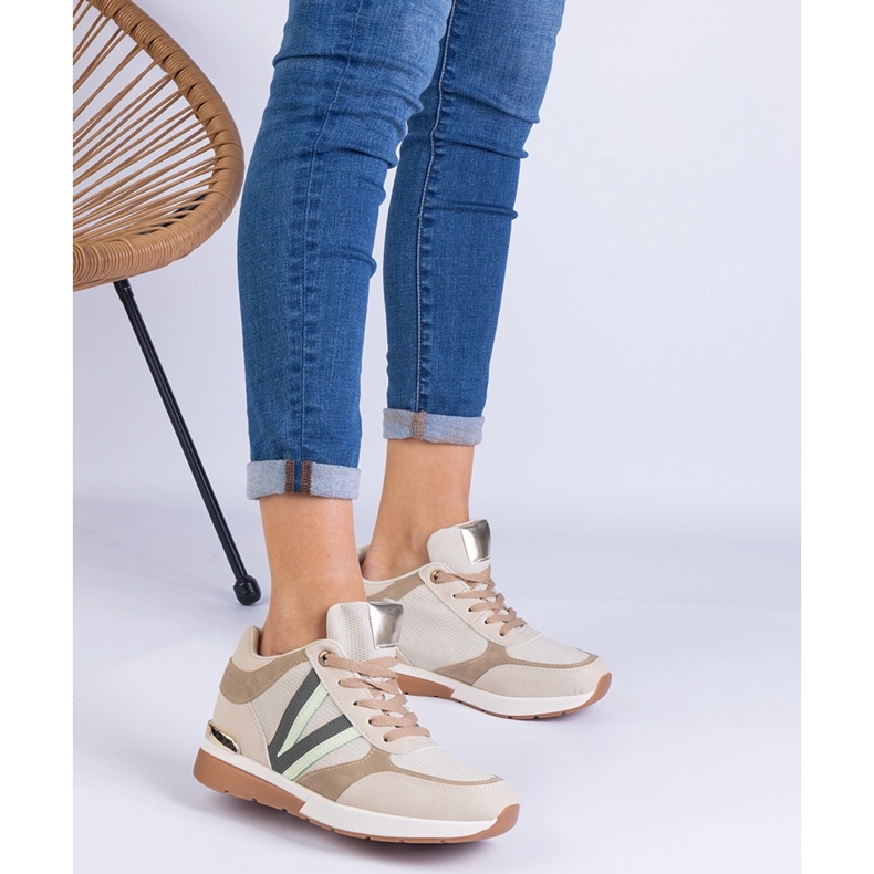 Adidași pentru femei bej pe o pană ascunsă 1