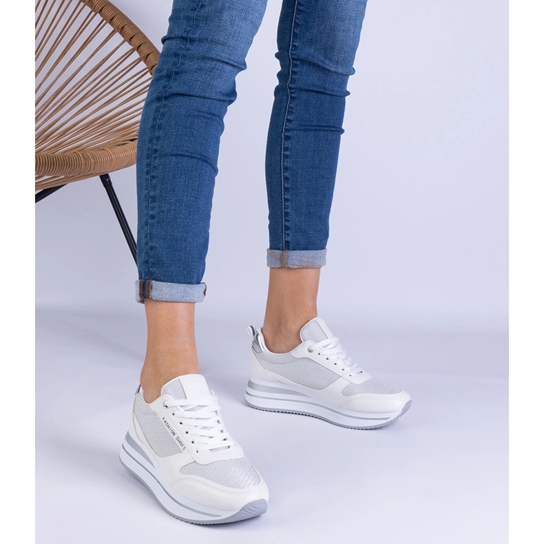 Tenisi albi de dama pe platforma 1