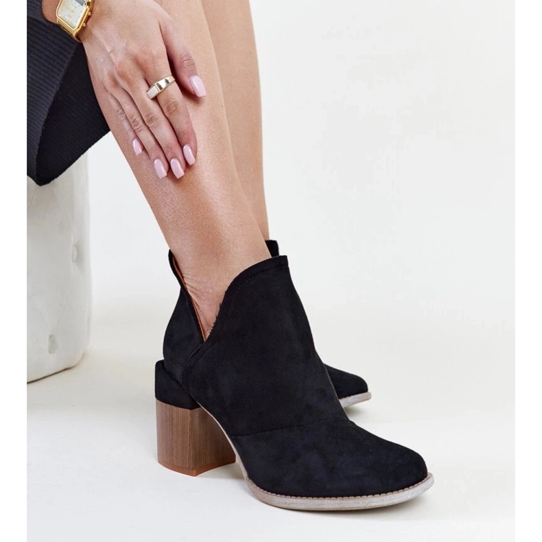 D/CEO Botine negre asimetrice izolate de la Nadica negru 1 D/CEO Botine negre asimetrice izolate de la Nadica negru 1