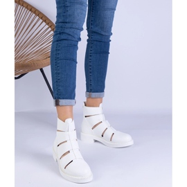 Cizme albe cu eco -lirete cu decupaje cu degetele plate 1
