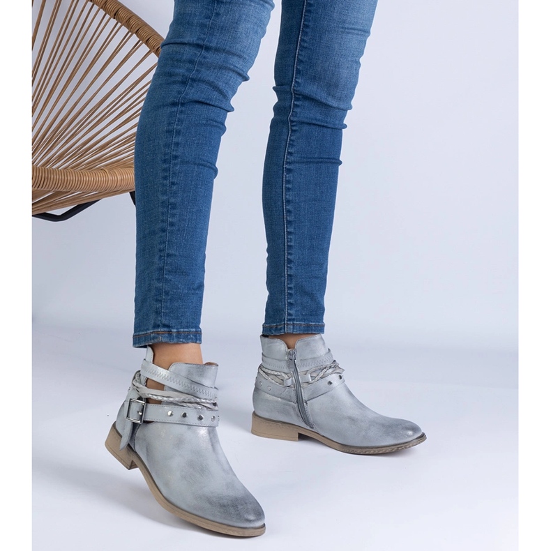 Cizme plate de argint cu un decupaj și o cataramă 1