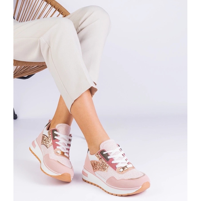 D/CEO Adidaje roz pe platforma decorate cu Sonata Glitter 1