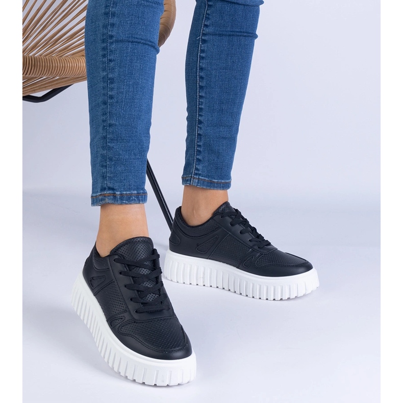 Adidași negri deschisi pe o talpă masivă negru 1 Adidași negri deschisi pe o talpă masivă negru 1