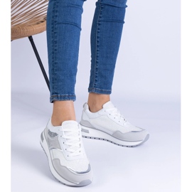 Adidași albi decorați cu sclipici și zirconi 1 Adidași albi decorați cu sclipici și zirconi 1