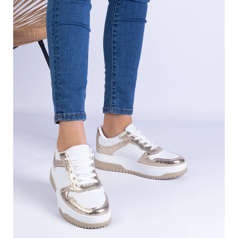 Adidași de aur pe o talpă groasă 1