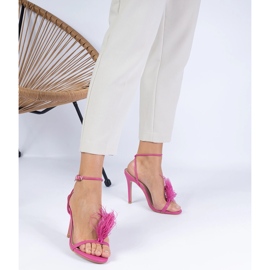 Sandale roz pe un știft cu pene 1
