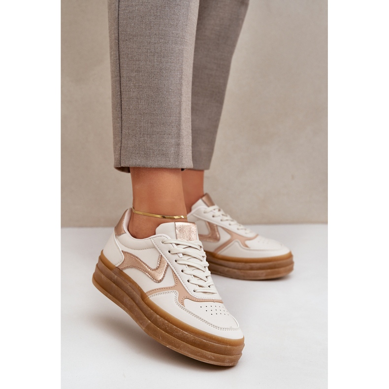 Femeile se strecoară pe platforma bej 2