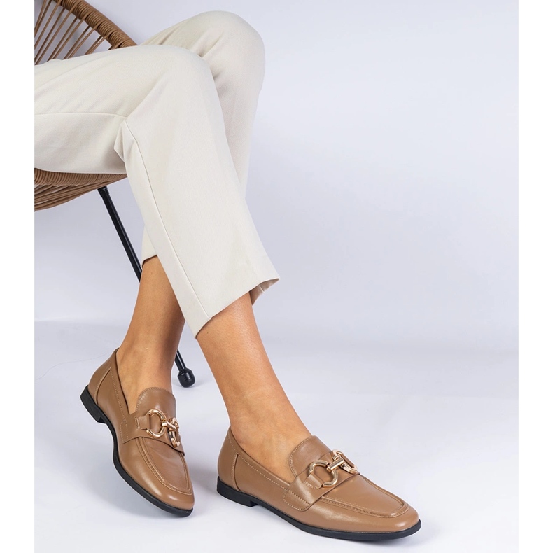 Plăcile de femei maro cu un decor auriu 1