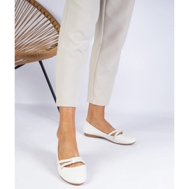 Balerinele pentru femei albe cu un Matt Eco -Leather 1