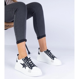 Adidași albi decorați cu o stea cu sclipici 1