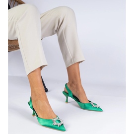 Pompe de satin verde cu un călcâi deschis și o decorare elegantă 1