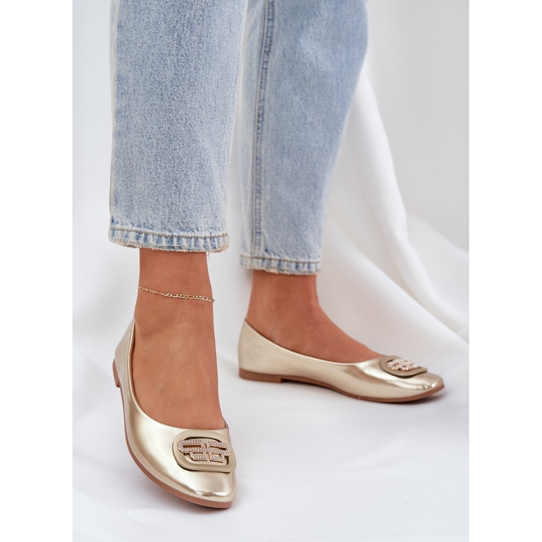 Balerine pe o talpă plană cu un ornament de aur 2