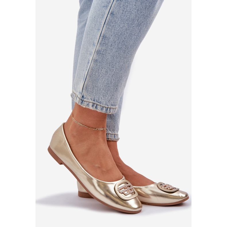 Balerine pe o talpă plană cu un ornament de aur 1