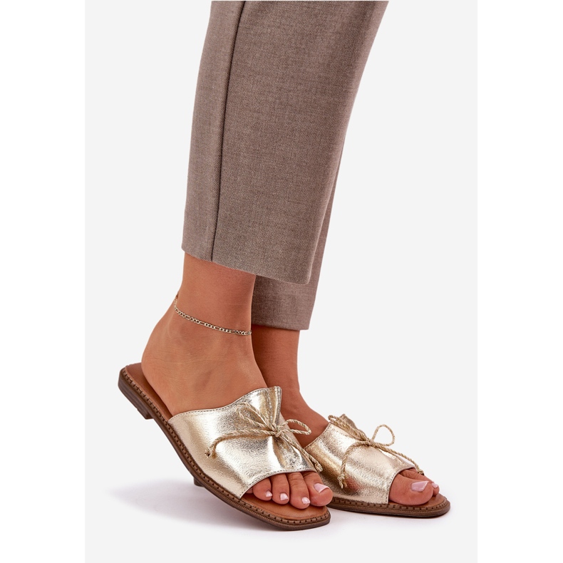 Flip -flops cu talpă plat cu un arc decorativ de aur 1 Flip -flops cu talpă plat cu un arc decorativ de aur 1