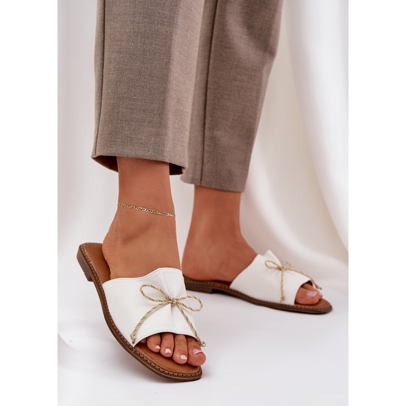 Flip -flops cu talpă plat cu un arc decorativ alb 2