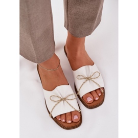 Flip -flops cu talpă plat cu un arc decorativ alb 5