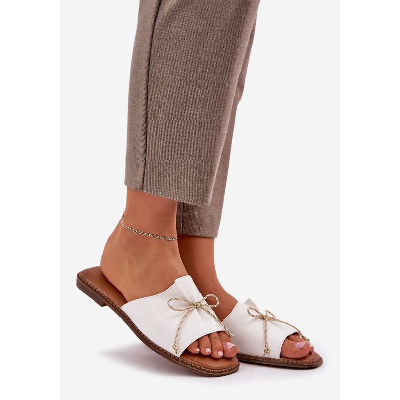 Flip -flops cu talpă plat cu un arc decorativ alb 1