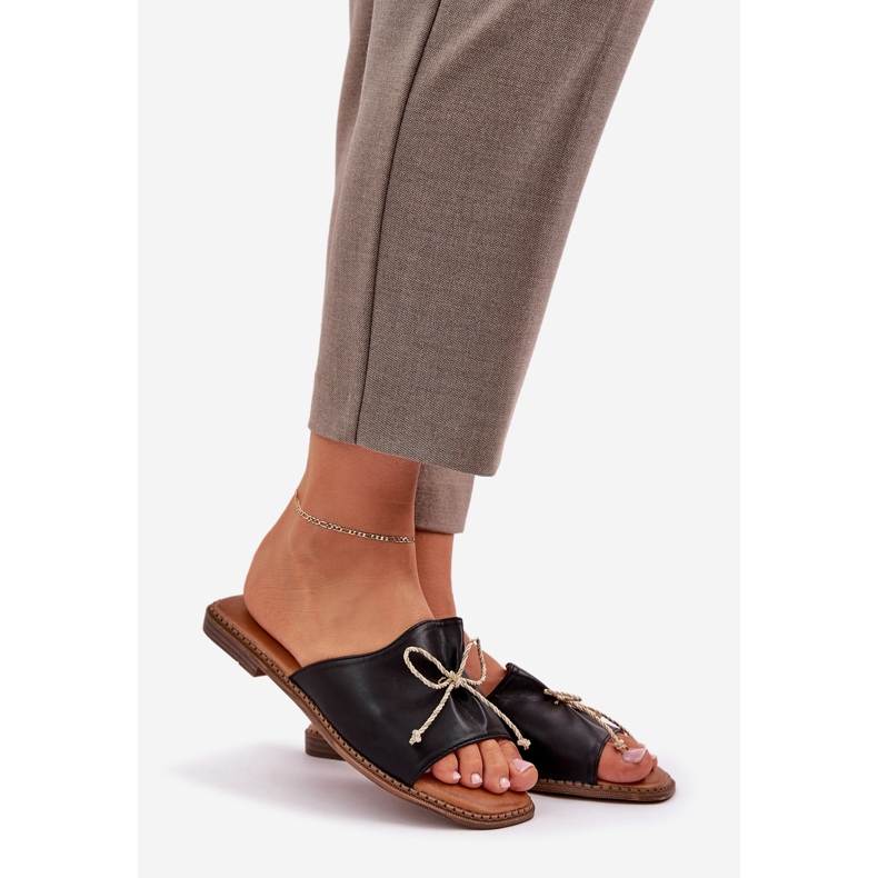 Flip -flops cu talpă plat cu un arc decorativ negru 1