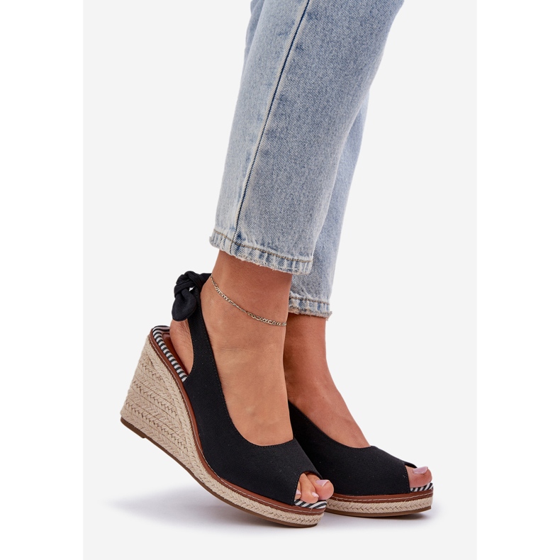 Sandale negre pe un toc de pană cu o împletitură negru 1