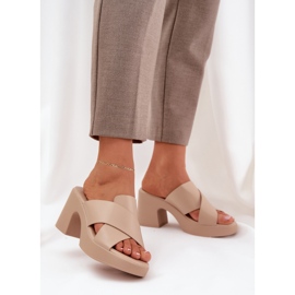 Flip -uri de îmbrăcăminte ușoară pe postul de piele eco bej 2 Flip -uri de îmbrăcăminte ușoară pe postul de piele eco bej 2