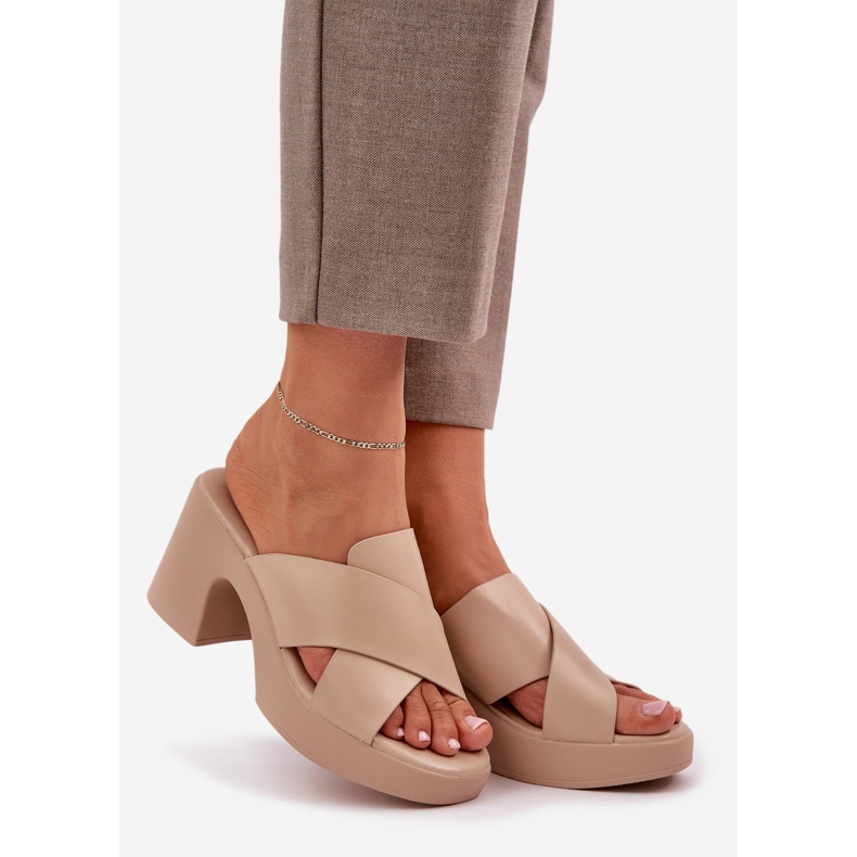 Flip -uri de îmbrăcăminte ușoară pe postul de piele eco bej 1 Flip -uri de îmbrăcăminte ușoară pe postul de piele eco bej 1