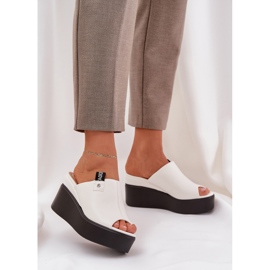 Papuci pe platformă și o pană de piele albă eco 2