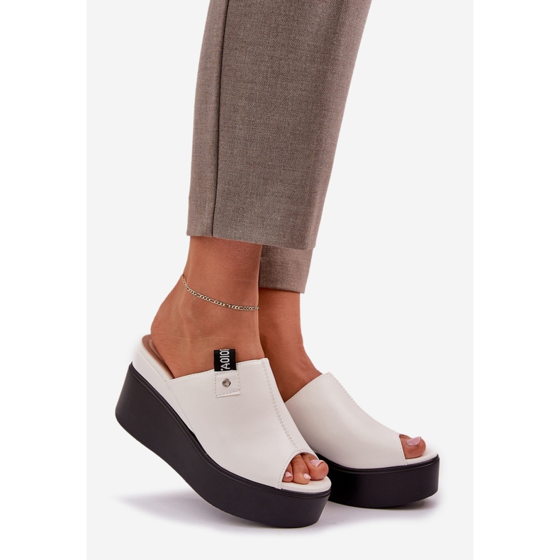 Papuci pe platformă și o pană de piele albă eco 1