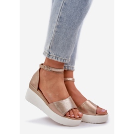 Sandale ușoare pe platformă și pene delicate din aur de aur 1