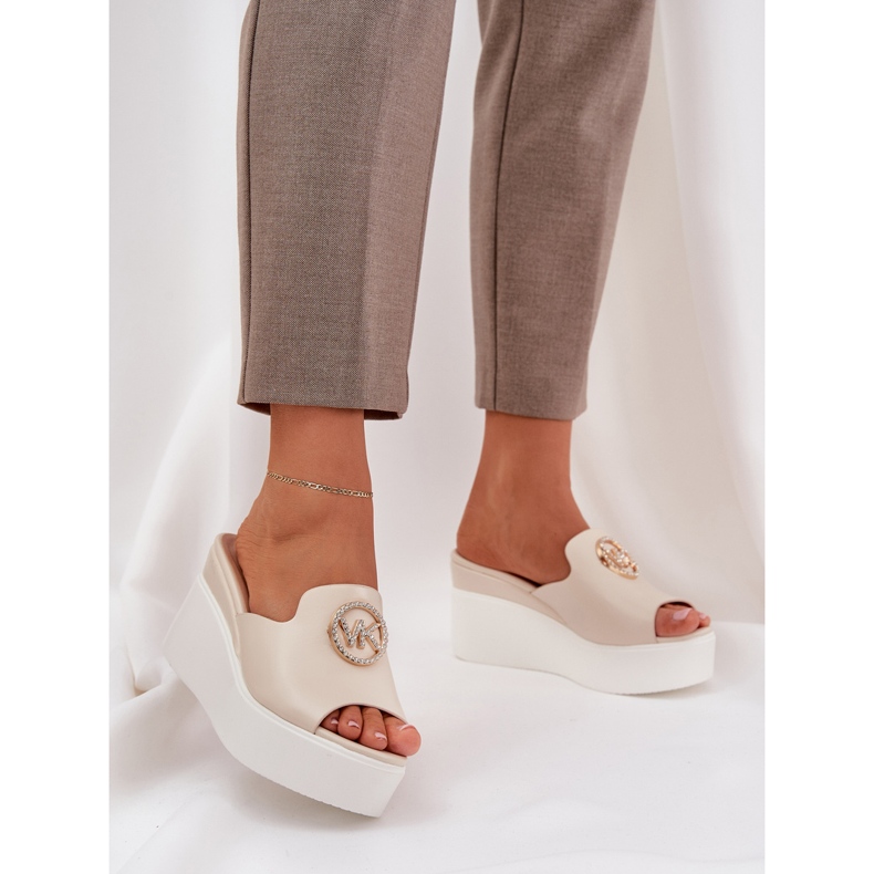 Affinders cu un decor ușor de mărgele bej 2