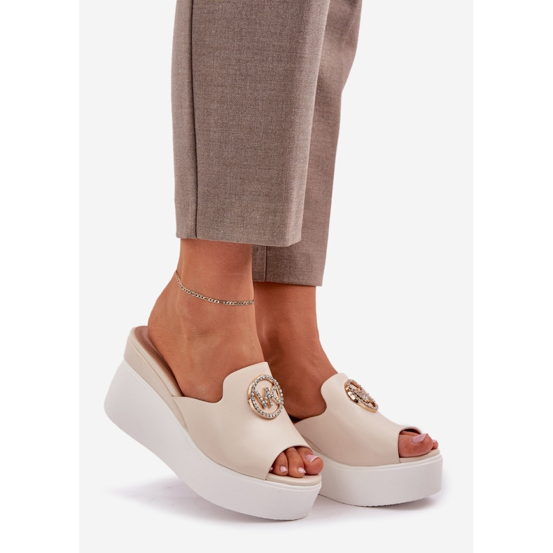 Affinders cu un decor ușor de mărgele bej 1