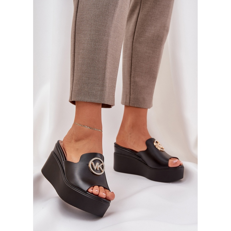 Papuci pe platformă și pene cu un decor negru 2