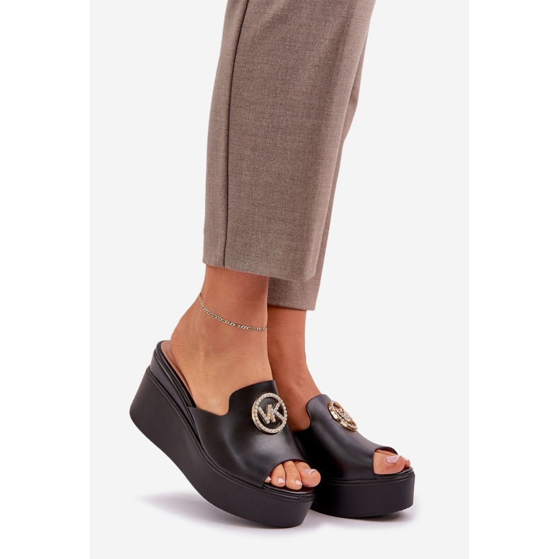 Papuci pe platformă și pene cu un decor negru 1