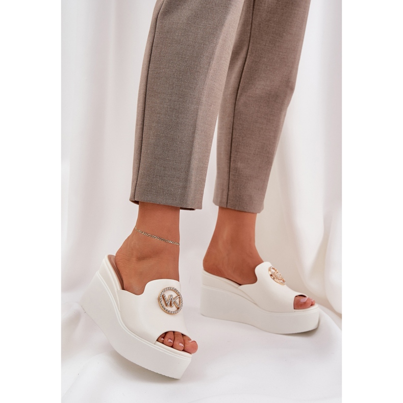 Papuci pe platformă și pene cu un ornament alb 2