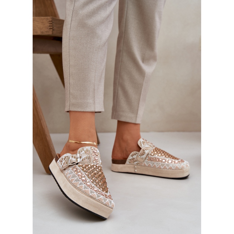 Flip -flops decorat pe platforma bej 2