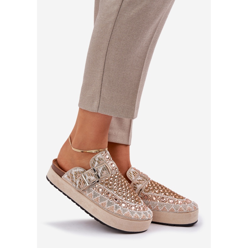 Flip -flops decorat pe platforma bej 1