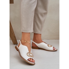 Sandale din piele cu lac plat cu decorarea Laura Messi 2865 bej 2 Sandale din piele cu lac plat cu decorarea Laura Messi 2865 bej 2