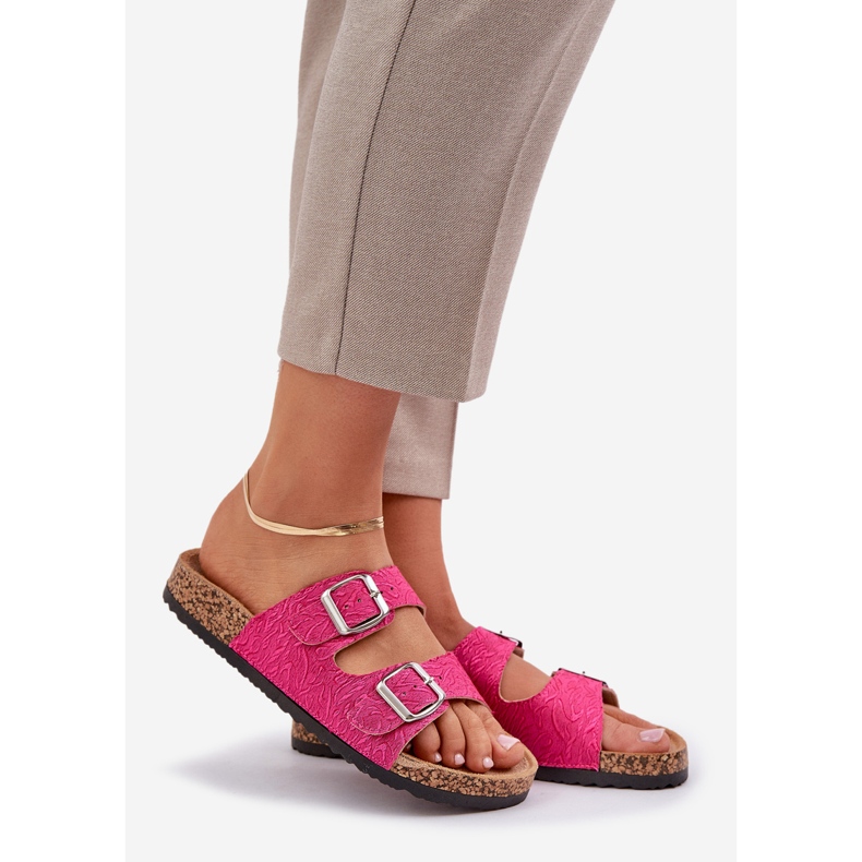 Material flip -flops pe o talpă de plută cu catarame. roz 1 Material flip -flops pe o talpă de plută cu catarame. roz 1