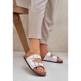 Material flip -flops pe o talpă de plută cu cleme gri deschis alb 2 Material flip -flops pe o talpă de plută cu cleme gri deschis alb 2