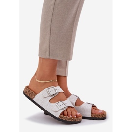 Material flip -flops pe o talpă de plută cu cleme gri deschis alb 1 Material flip -flops pe o talpă de plută cu cleme gri deschis alb 1