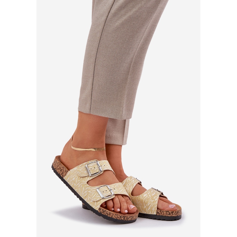 Material flip -flops pe o talpă de plută cu catarame galbene 1 Material flip -flops pe o talpă de plută cu catarame galbene 1