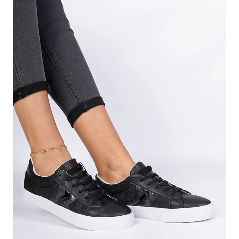 Adidași negri cu un motiv de animal decorat cu sclipici negru 2