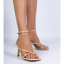 Sandale bej de flip -flops pe un călcâi înalt 1